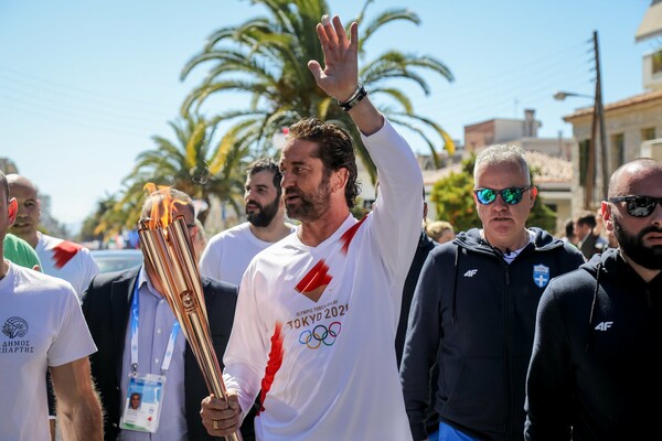 Η EOE διέκοψε την Ολυμπιακή Λαμπαδηδρομία - Μετά την κοσμοσυρροή για τον Τζέραρντ Μπάτλερ