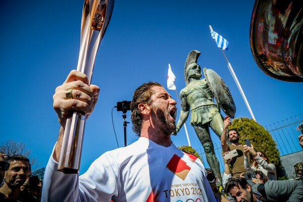 Η EOE διέκοψε την Ολυμπιακή Λαμπαδηδρομία - Μετά την κοσμοσυρροή για τον Τζέραρντ Μπάτλερ