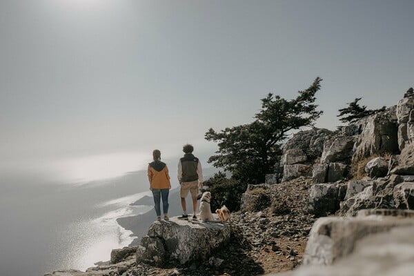 Never alone: Ένα ανέμελο ζευγάρι από την Κρήτη ταξιδεύει σε όλη την Ελλάδα με δυο σκυλιά και ένα βαν