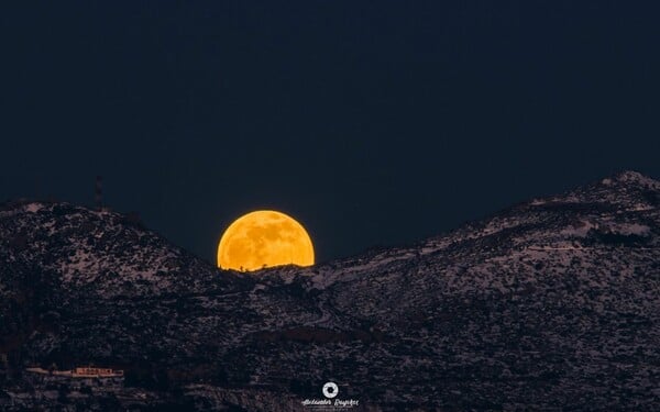 H Πανσέληνος του Λύκου ξεπροβάλει πάνω απ' τη χιονισμένη Πεντέλη