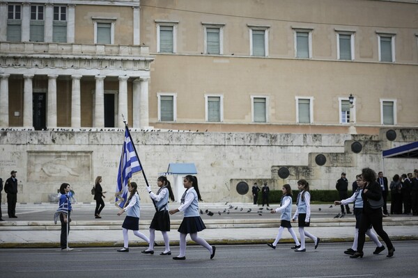 Καταργείται η κλήρωση για τη σημαία στα δημοτικά - Πώς θα επιλέγονται σημαιοφόροι και παραστάτες