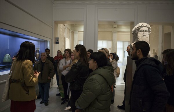 Γνωριμία με τον ελληνικό πολιτισμό: Πρόσφυγες επισκέπτονται το Μουσείο Μπενάκη