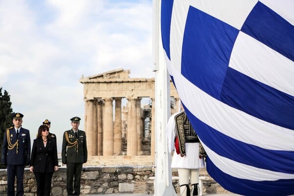 Στην τελετή έπαρσης της ελληνικής σημαίας στην Ακρόπολη η Σακελλαροπούλου