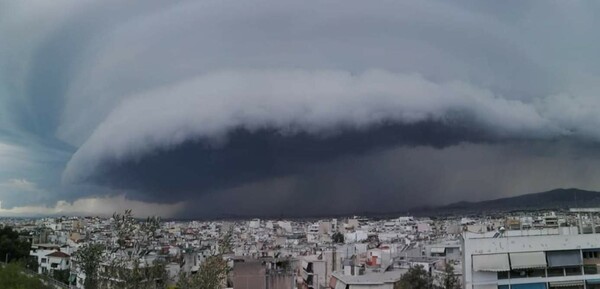 Shelf cloud: Τι είναι το εντυπωσιακό σύννεφο που κυριάρχησε σήμερα στον ουρανό της Αττικής