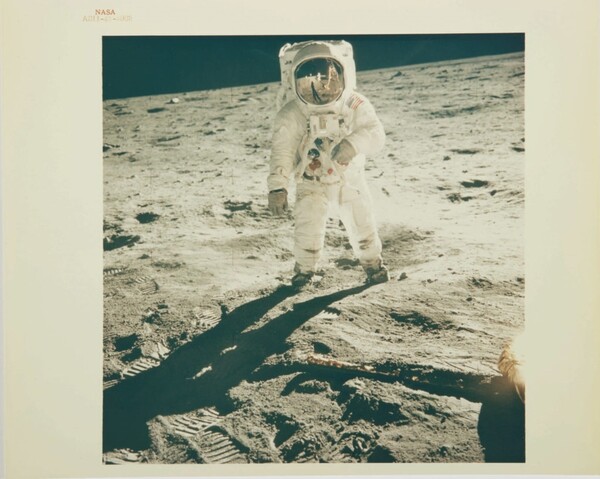 Σε δημοπρασία σπάνιες φωτογραφίες από τις αποστολές στη Σελήνη πριν από 50 χρόνια