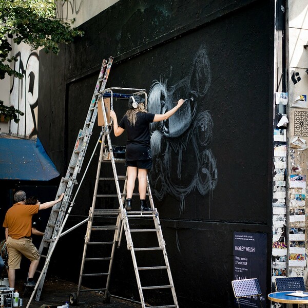 Μία street artist δημιουργεί τα πιο μελαγχολικά πλάσματα με ελπιδοφόρα μηνύματα