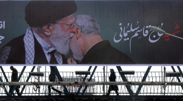 H Τεχεράνη γέμισε αφίσες και πινακίδες με φωτογραφίες του στρατηγού Κασέμ Σουλεϊμανί