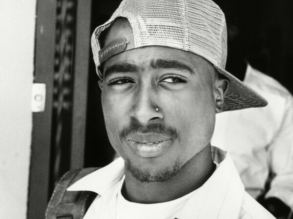 O Tupac ζει!: Ένα νέο ντοκιμαντέρ υποστηρίζει ότι ο διάσημος ράπερ είχε σκηνοθετήσει τον θάνατό του