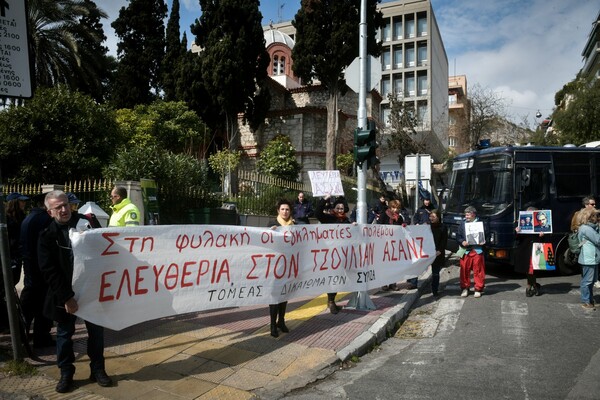 Κολωνάκι: Συγκέντρωση υπέρ του Τζούλιαν Ασάνζ έξω από τη βρετανική πρεσβεία - ΦΩΤΟΡΕΠΟΡΤΑΖ