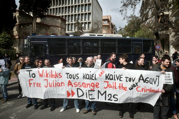 Κολωνάκι: Συγκέντρωση υπέρ του Τζούλιαν Ασάνζ έξω από τη βρετανική πρεσβεία - ΦΩΤΟΡΕΠΟΡΤΑΖ