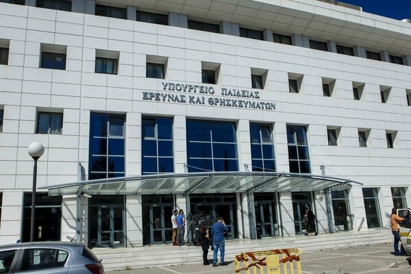 Μαθητής με κοροναϊό συμμετείχε σε ημερίδα -Έκτακτα μέτρα στο υπ. Παιδείας