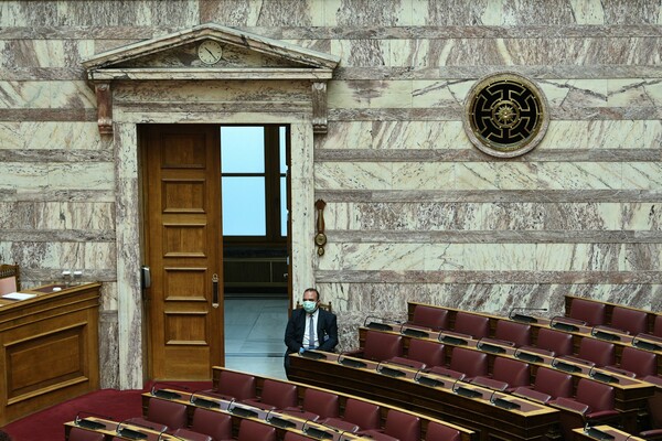 Μάσκες,διαχωριστικό πλεξιγκλάς και πολύ απολυμαντικό - Οι εικόνες από τη Βουλή σήμερα