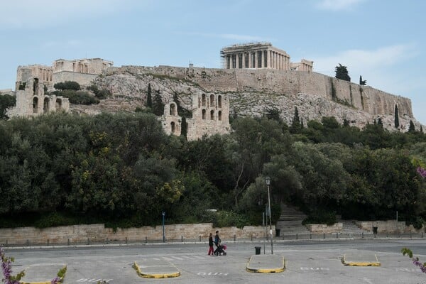 Η Κ. Σακελλαροπούλου στο άνοιγμα της Ακρόπολης - Οι αρχαιολογικοί χώροι υποδέχονται σήμερα ξανά επισκέπτες