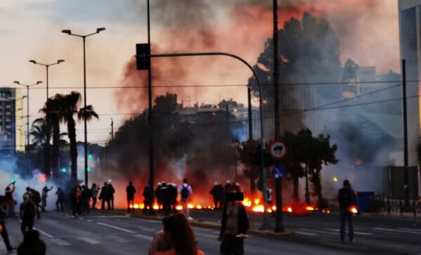 Μολότοφ και χημικά έξω από την αμερικανική πρεσβεία - Κλειστοί σταθμοί του μετρό