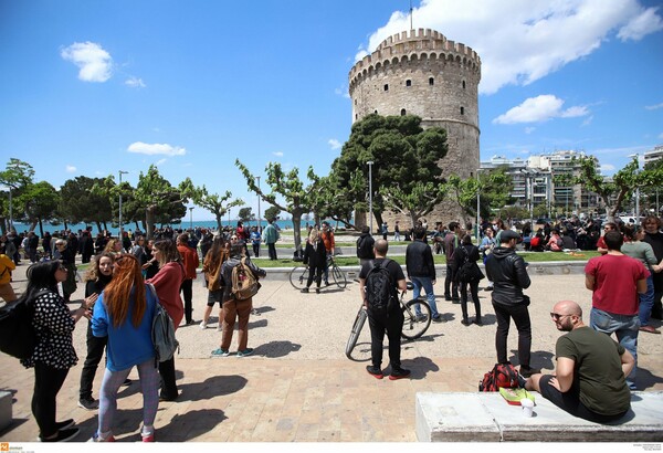 Διαμαρτυρία καλλιτεχνών στη Θεσσαλονίκη: Μουσικοί «αλυσοδέθηκαν» στον Λευκό Πύργο