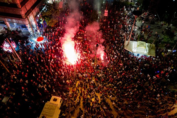 Εισαγγελική παρέμβαση για την κοσμοσυρροή στη φιέστα του Ολυμπιακού, έξω από το Καραϊσκάκη