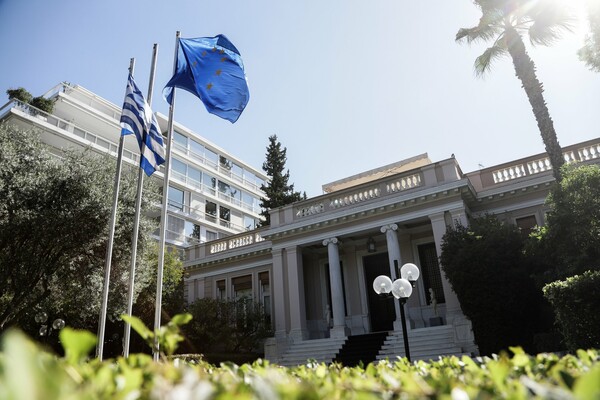 Έκτακτη σύσκεψη αύριο στο Μαξίμου για τις πύλες εισόδου - «Ανησυχία» μετά τα 50 κρούσματα