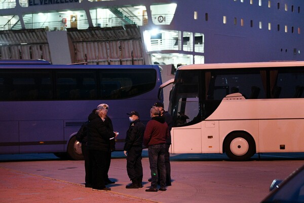 Σε πέντε ξενοδοχεία οι 230 επιβάτες του «Ελευθέριος Βενιζέλος» - Θα μπουν σε καραντίνα