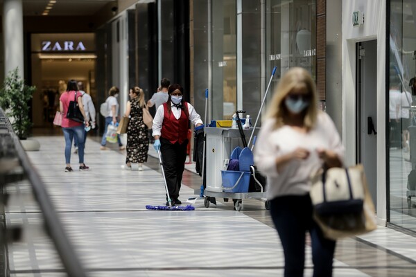 Πρώτη μέρα λειτουργίας για εμπορικά κέντρα: Μάσκα, απολύμανση και καταμέτρηση επισκεπτών