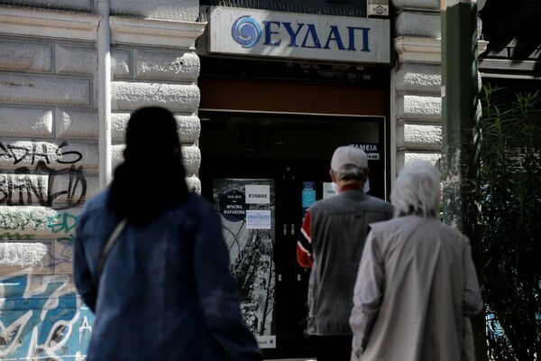 Ουρές από το πρωί στην ΕΥΔΑΠ - Εντολή υπ.Υποδομών: «Να μην κόβεται σε κανέναν το νερό»