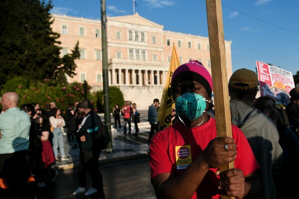 Μολότοφ και χημικά έξω από την αμερικανική πρεσβεία - Κλειστοί σταθμοί του μετρό