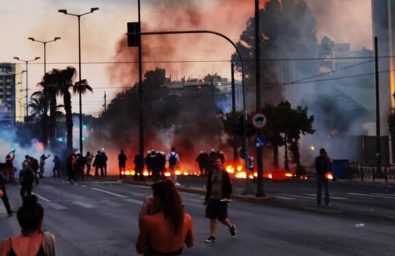 Προσαγωγές, χημικά και μολότοφ στην Αθήνα - Κατακραυγή για τη δολοφονία Φλόιντ