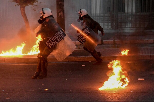 Μολότοφ και χημικά έξω από την αμερικανική πρεσβεία - Κλειστοί σταθμοί του μετρό