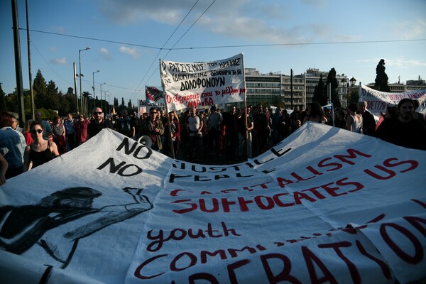 Μολότοφ και χημικά έξω από την αμερικανική πρεσβεία - Κλειστοί σταθμοί του μετρό