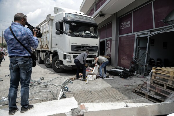 Τροχαίο στην Πειραιώς: Έμφραγμα στο τιμόνι υπέστη ο οδηγός του φορτηγού