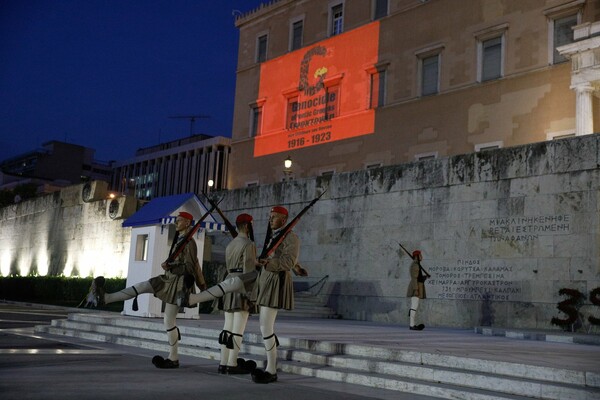 Γενοκτονία των Ποντίων: Η Βουλή φωταγωγήθηκε για την επέτειο μνήμης