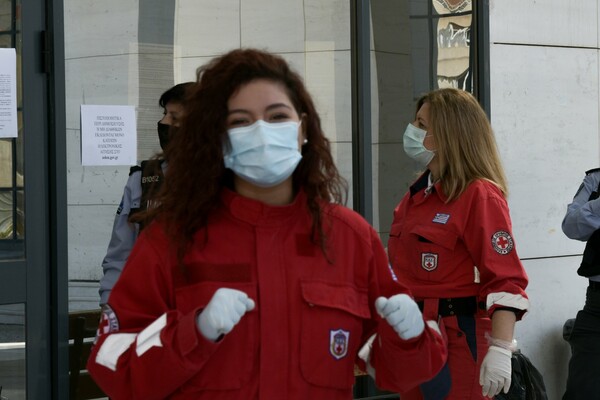 Οι πρώτες εικόνες: Με θερμομέτρηση η είσοδος στο Ειρηνοδικείο - Ουρά στο υποθηκοφυλακείο