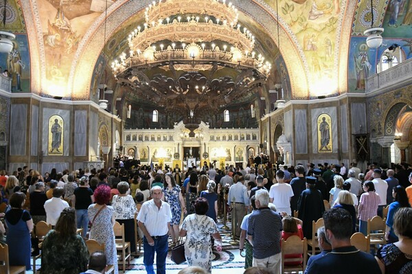 Πένθιμα χτυπούν οι καμπάνες σε όλη την Ελλάδα - Μεσίστιες σημαίες σε ναούς και μοναστήρια