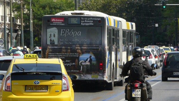 Τροχαίο ατύχημα στην λεωφόρο Κηφισίας - Βαν συγκρούστηκε με ΙΧ