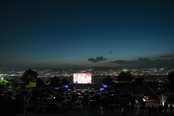 Drive-in με θέα την Αθήνα: Νύχτα κινηματογράφου στον λόφο του Λυκαβηττού