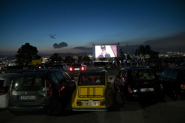 Drive-in με θέα την Αθήνα: Νύχτα κινηματογράφου στον λόφο του Λυκαβηττού