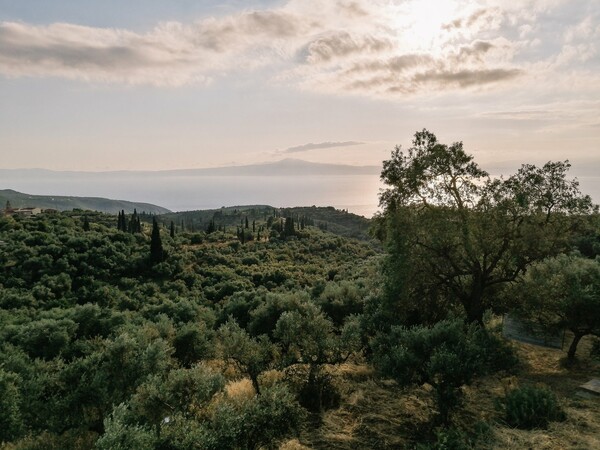 Συνομιλώντας με τον συγγραφέα της «Τριλογίας του Μυστρά» στο κάστρο του, στη Μάνη