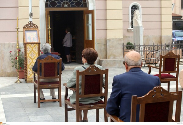 Κενά στασίδια, μάσκες και θεία κοινωνία: Εικόνες από εκκλησίες σε όλη την Ελλάδα