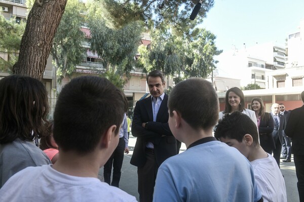 Σε δημοτικό σχολείο της Καλλιθέας ο Κυριάκος Μητσοτάκης