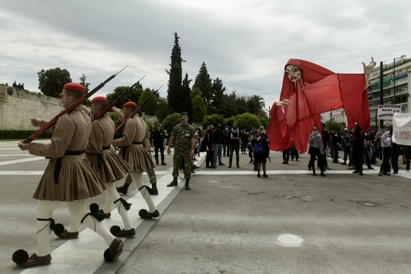 Νατάσα Μποφίλιου & Γιώτα Νέγκα τραγουδούν έξω από τη Βουλή «τώρα στη μαύρη αρρώστια, ανάξια πληρωμή»