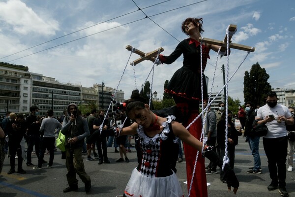 Νατάσα Μποφίλιου & Γιώτα Νέγκα τραγουδούν έξω από τη Βουλή «τώρα στη μαύρη αρρώστια, ανάξια πληρωμή»