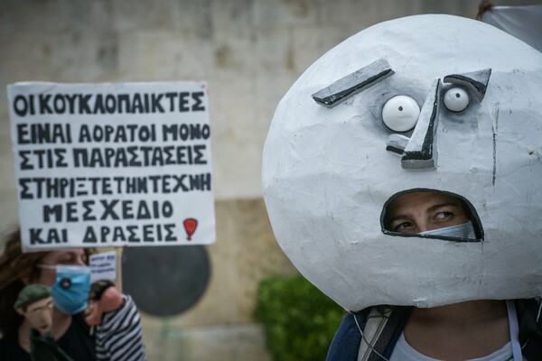 Νατάσα Μποφίλιου & Γιώτα Νέγκα τραγουδούν έξω από τη Βουλή «τώρα στη μαύρη αρρώστια, ανάξια πληρωμή»