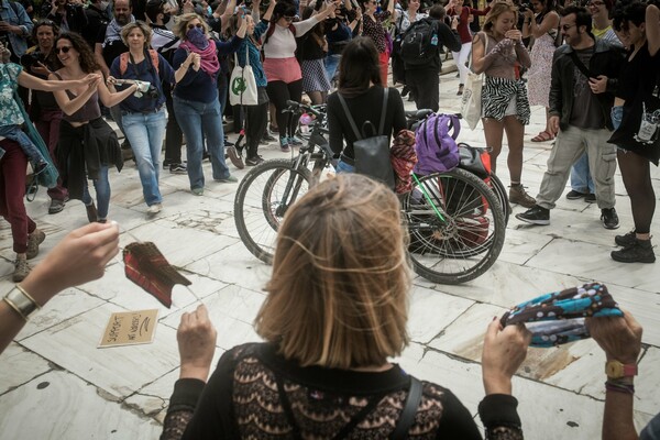 Νατάσα Μποφίλιου & Γιώτα Νέγκα τραγουδούν έξω από τη Βουλή «τώρα στη μαύρη αρρώστια, ανάξια πληρωμή»