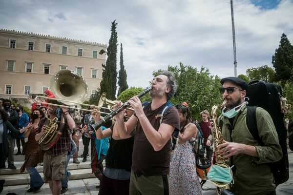 Νατάσα Μποφίλιου & Γιώτα Νέγκα τραγουδούν έξω από τη Βουλή «τώρα στη μαύρη αρρώστια, ανάξια πληρωμή»