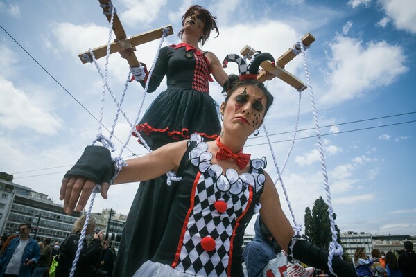 Νατάσα Μποφίλιου & Γιώτα Νέγκα τραγουδούν έξω από τη Βουλή «τώρα στη μαύρη αρρώστια, ανάξια πληρωμή»