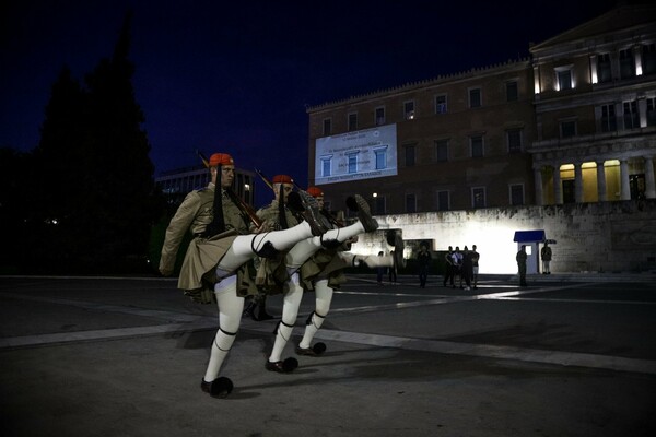 Παγκόσμια Ημέρα Νοσηλευτών: Φωταγώγηση της Βουλής σε ένδειξη ευγνωμοσύνης