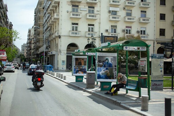 «Παρόντες»: Το πολυμεσικό ντοκουμέντο του iMEdD για τη νέα πραγματικότητα της πανδημίας