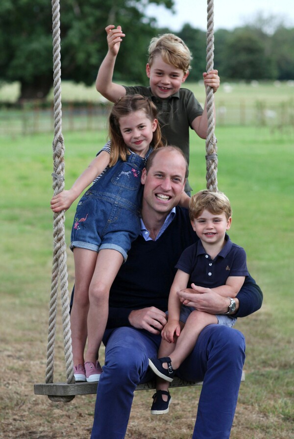 Η Κέιτ Μίντλετον φωτογράφισε τον πρίγκιπα Ουίλιαμ με τα παιδιά τους - Οικογενειακά πορτρέτα για τα βασιλικά γενέθλια