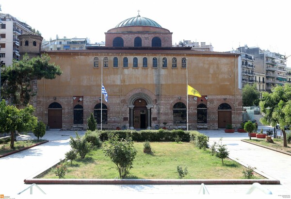 Πένθιμα χτυπούν οι καμπάνες σε όλη την Ελλάδα - Μεσίστιες σημαίες σε ναούς και μοναστήρια