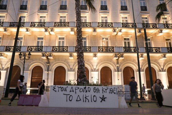 Γκράφιτι και συνθήματα στις ζαρντινιέρες του Μεγάλου Περιπάτου