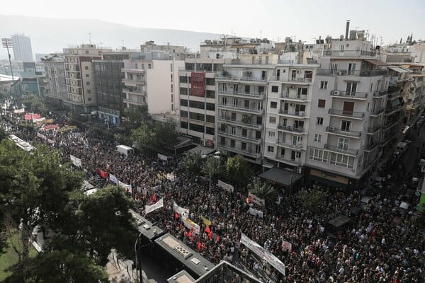 Δίκη Χρυσής Αυγής: Μαζική συγκέντρωση έξω από το Εφετείο (Φωτογραφίες)